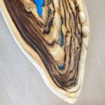 קרש הגשה גדול - עץ טיק טבעי בשילוב אפוקסי