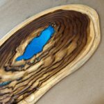 קרש הגשה גדול - עץ טיק טבעי בשילוב אפוקסי
